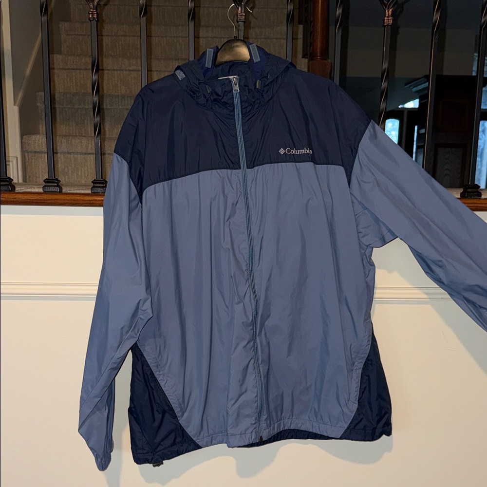 Columbia Men's Two-Tone Blue Windbreaker